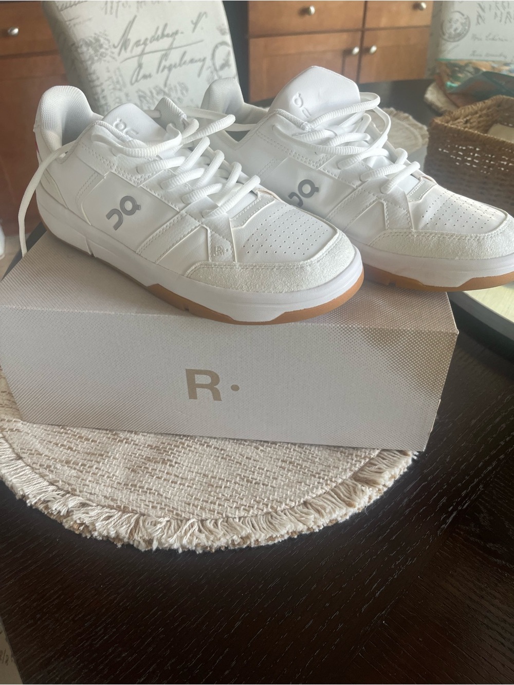 On Cloud Men’s The Roger Clubhouse’s- white- like new